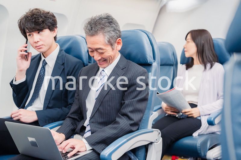 飛行機の機内で過ごす乗客