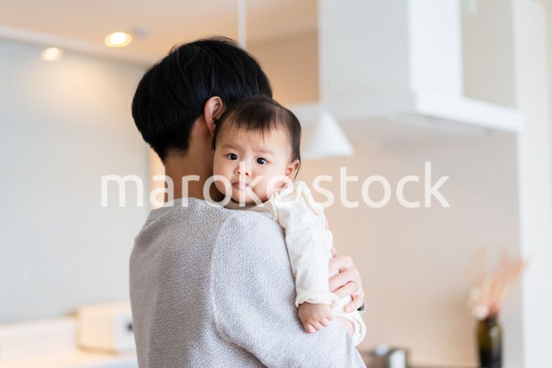 育児休暇を取って子育てをするパパ