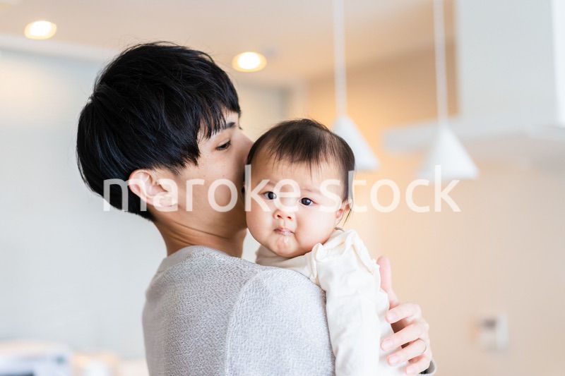 育児休暇を取って子育てをするパパ