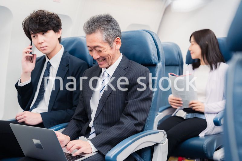 新幹線で出張をするビジネスマン