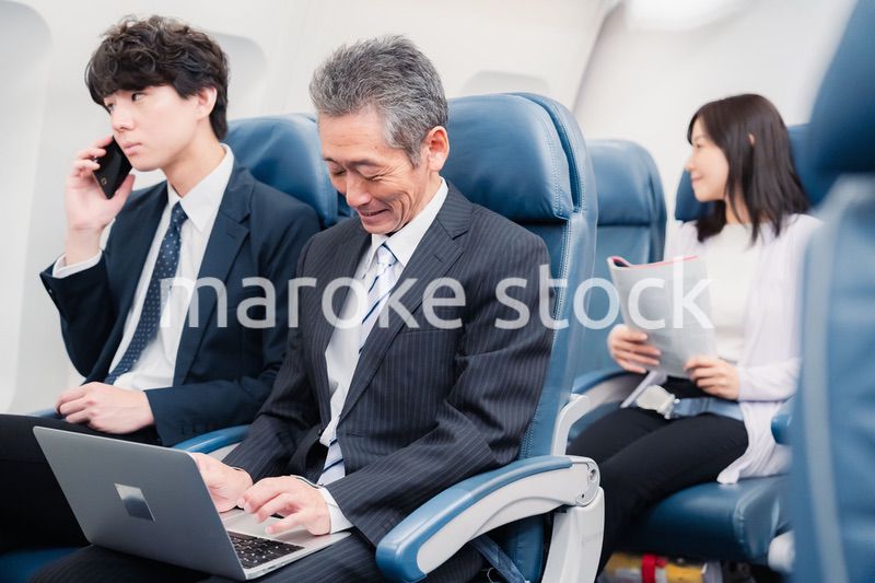 新幹線で出張をするビジネスマン