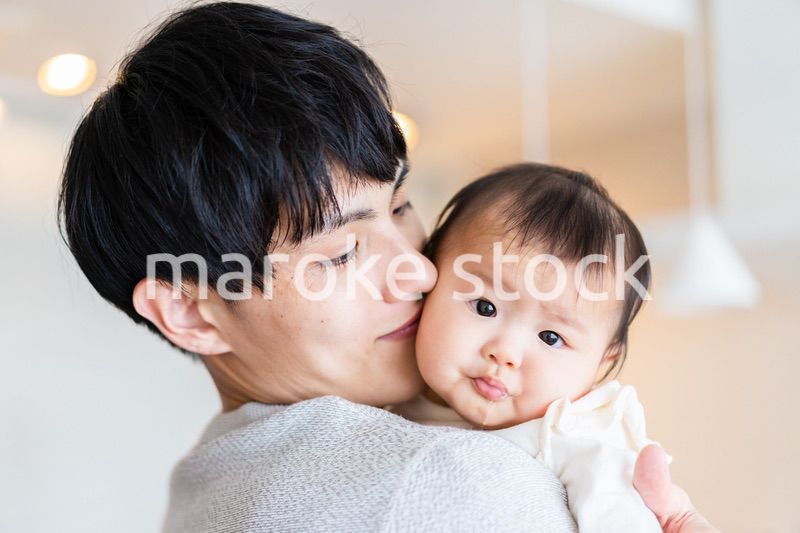 育児休暇を取って子育てをするパパ