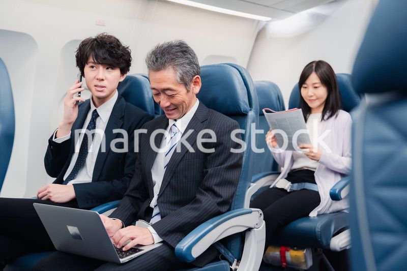 新幹線で出張をするビジネスマン