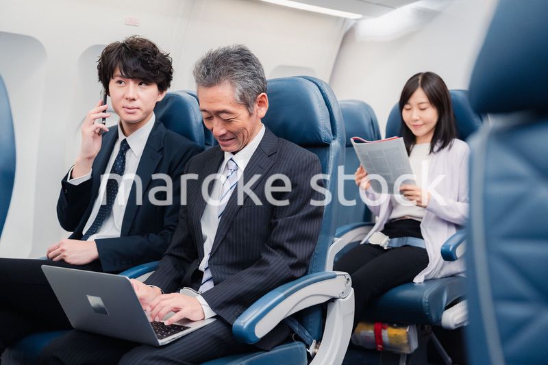 新幹線で出張をするビジネスマン