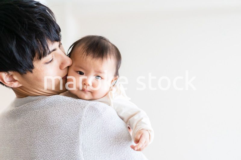 育児休暇を取って子育てをするパパ