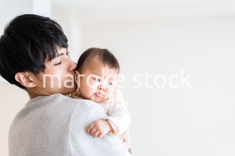 育児休暇を取って子育てをするパパ