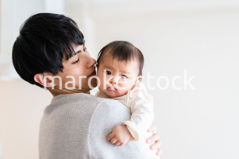 育児休暇を取って子育てをするパパ