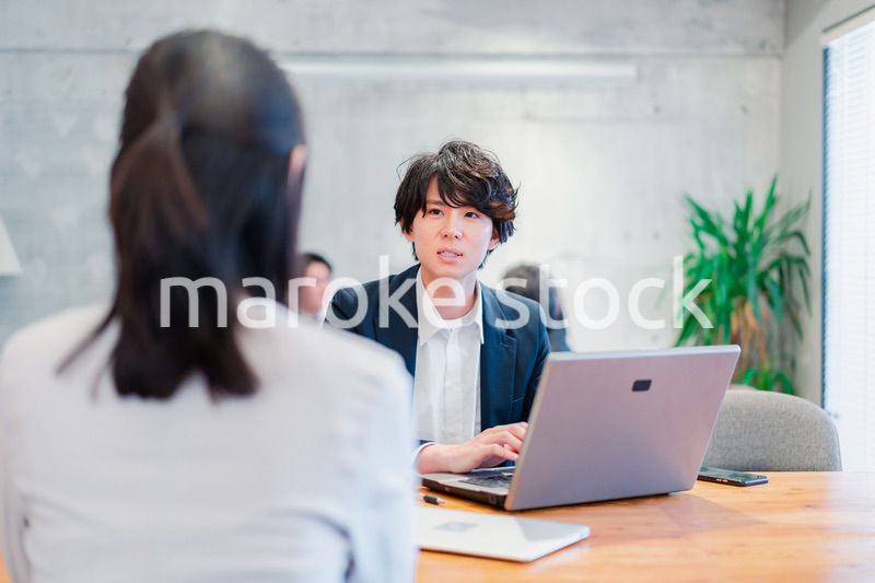 対面で営業をするセールスパーソン