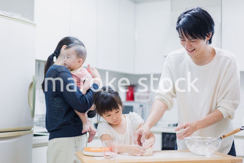 みんなでクッキングをする家族