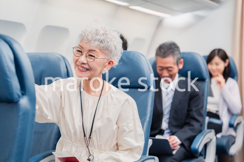 飛行機の機内で過ごす乗客
