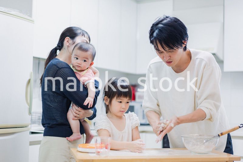 みんなでクッキングをする家族
