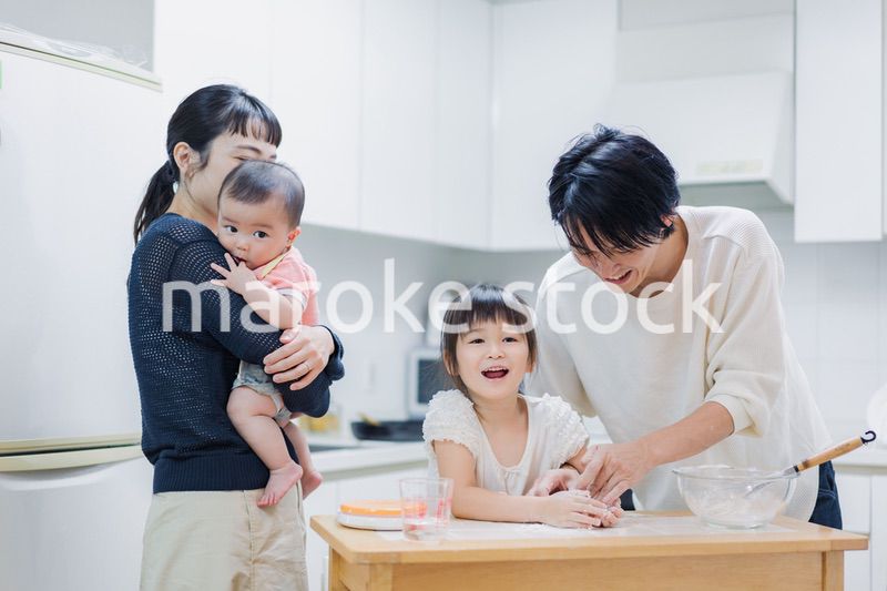 みんなでクッキングをする家族