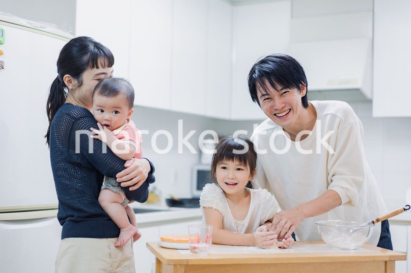みんなでクッキングをする家族