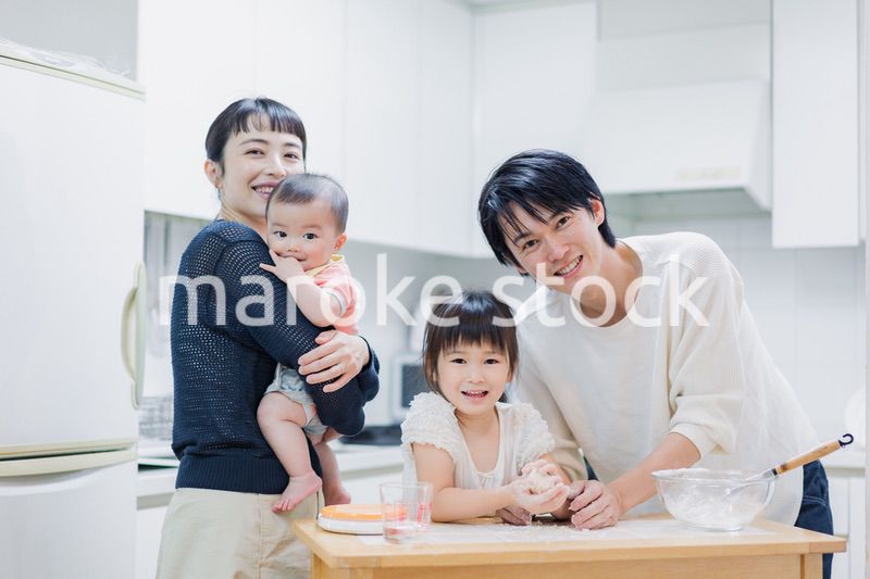 みんなでクッキングをする家族