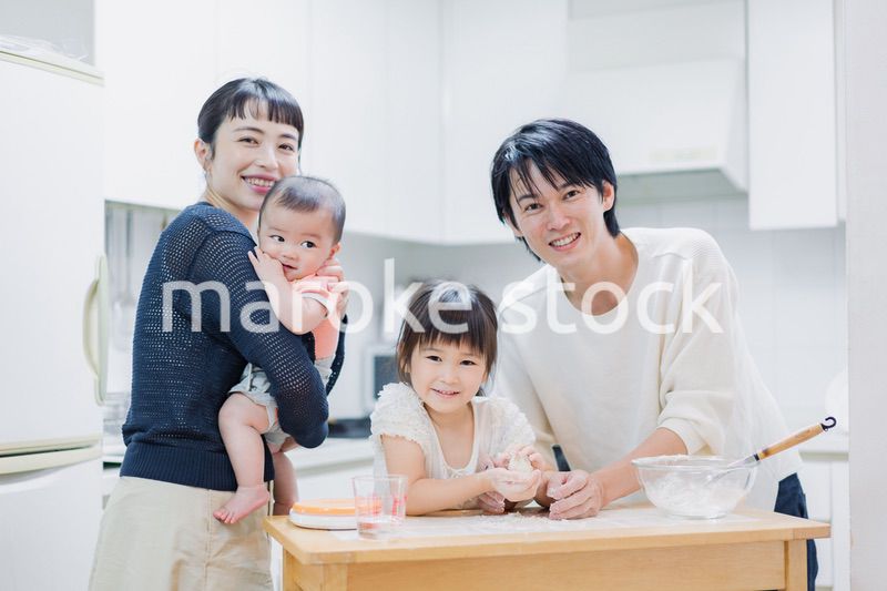 みんなでクッキングをする家族