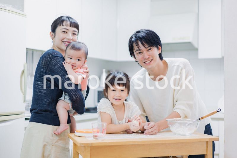 みんなでクッキングをする家族