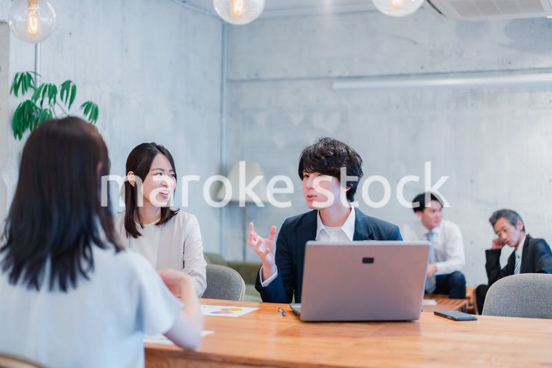 取引先と商談をするビジネスパーソン