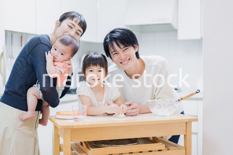 みんなでクッキングをする家族