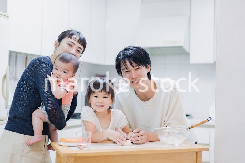 みんなでクッキングをする家族