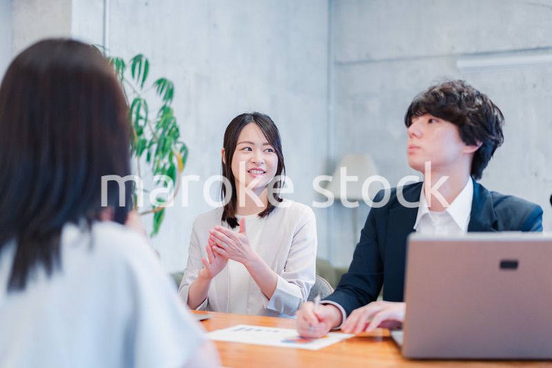 取引先と商談をするビジネスパーソン