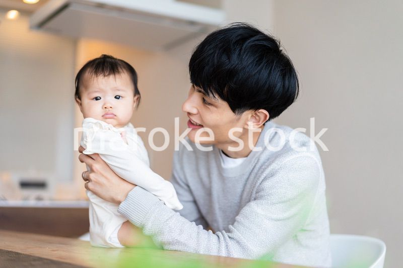 育児休暇を取って子育てをするパパ