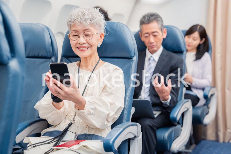 飛行機の機内で過ごす乗客