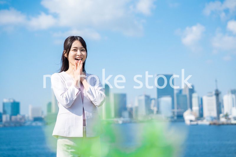 外で喜ぶ若いビジネスウーマン