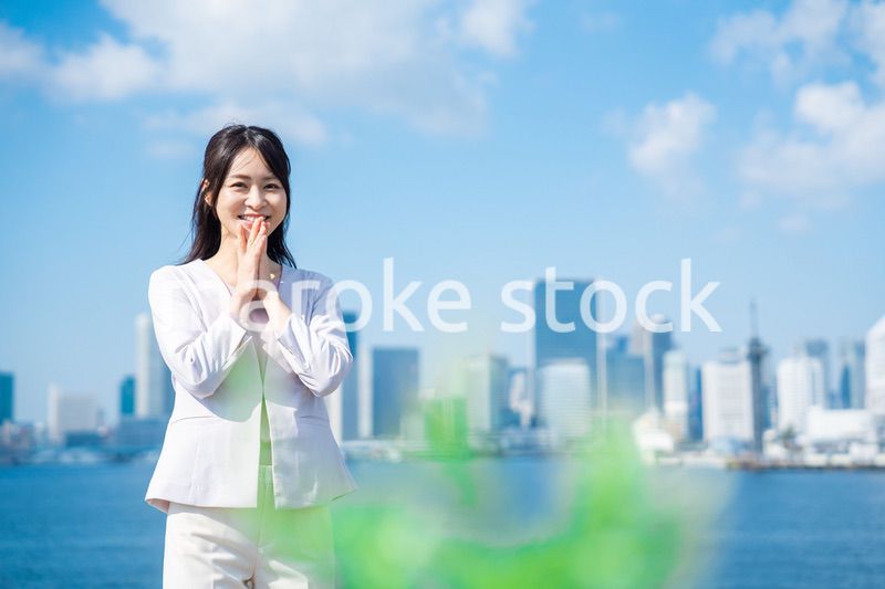 外で喜ぶ若いビジネスウーマン