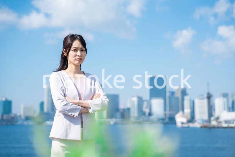 ネガティブな感情を示すビジネスウーマン