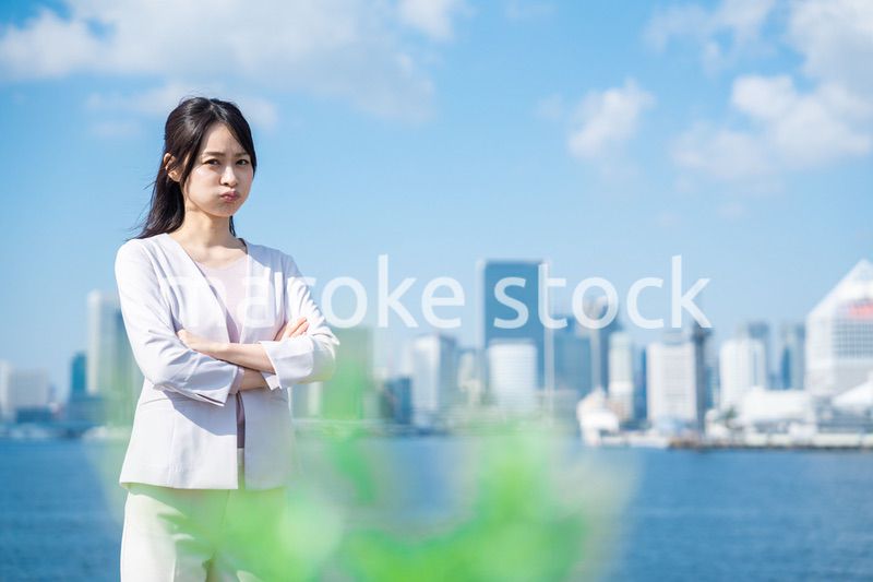 ネガティブな感情を示すビジネスウーマン