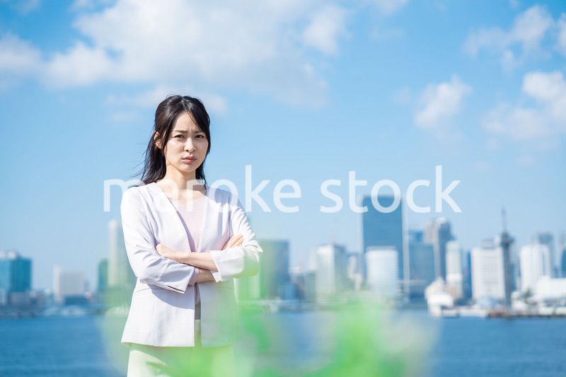 ネガティブな感情を示すビジネスウーマン