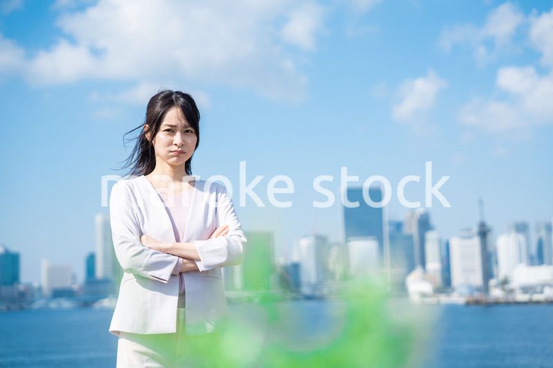 ネガティブな感情を示すビジネスウーマン