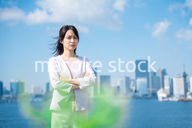 ネガティブな感情を示すビジネスウーマン