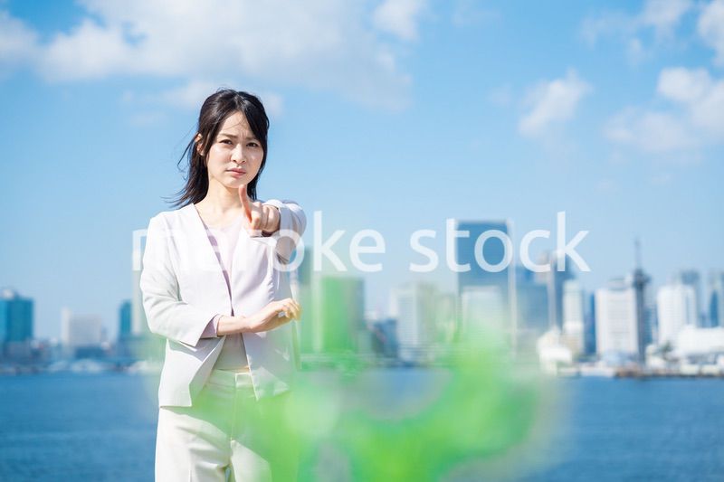 ネガティブな感情を示すビジネスウーマン