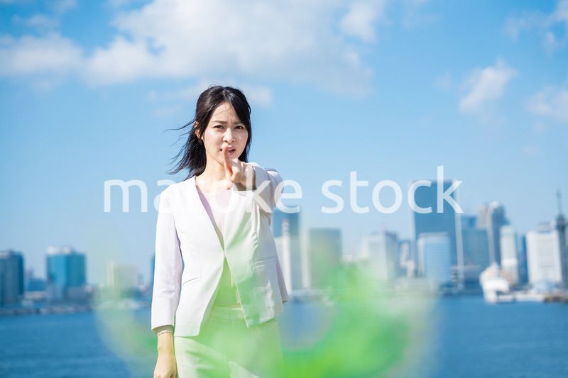 ネガティブな感情を示すビジネスウーマン