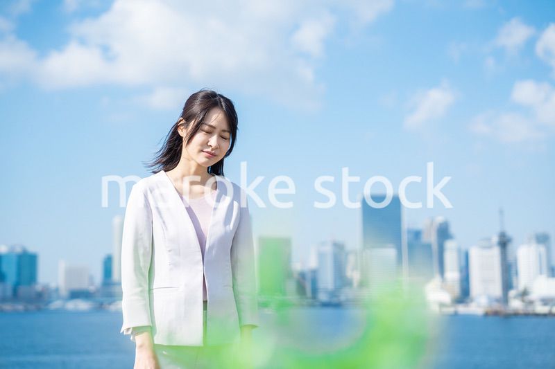 ネガティブな感情を示すビジネスウーマン