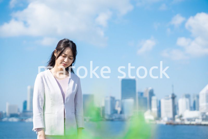 ネガティブな感情を示すビジネスウーマン