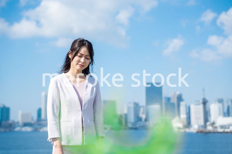 ネガティブな感情を示すビジネスウーマン