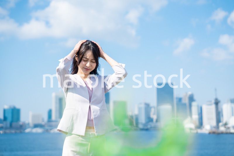 頭を抱える若いビジネスウーマン