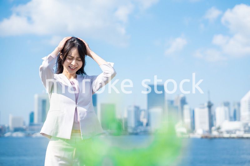 頭を抱える若いビジネスウーマン