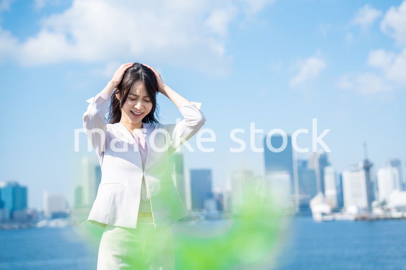 頭を抱える若いビジネスウーマン