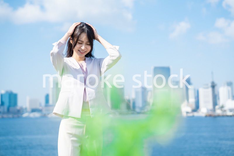 頭を抱える若いビジネスウーマン