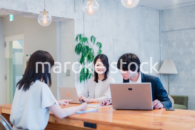 取引先と商談をするビジネスパーソン