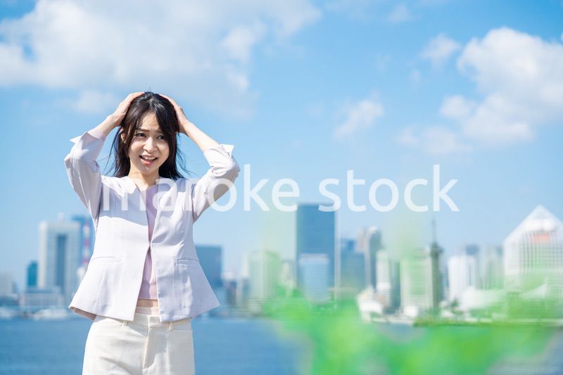 頭を抱える若いビジネスウーマン