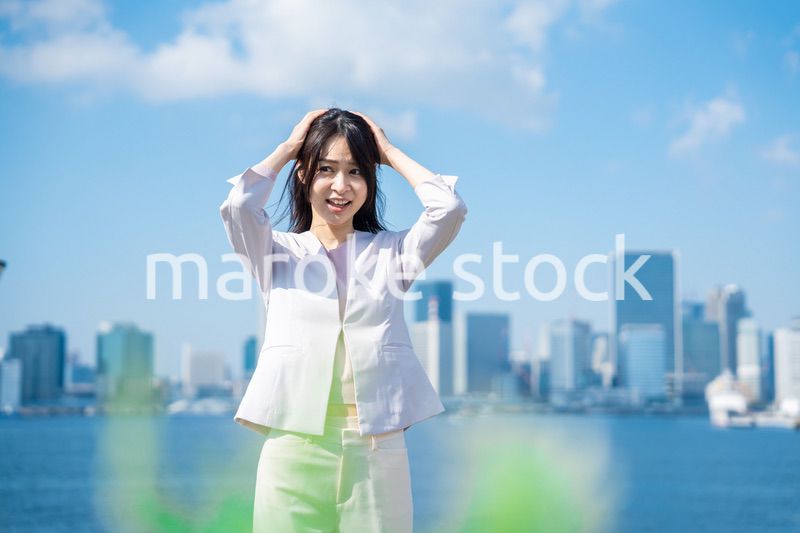 頭を抱える若いビジネスウーマン