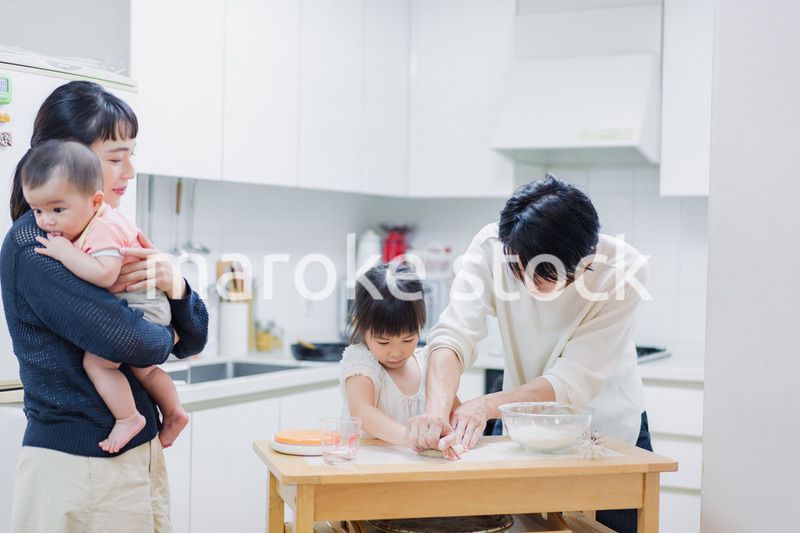 みんなでクッキングをする家族