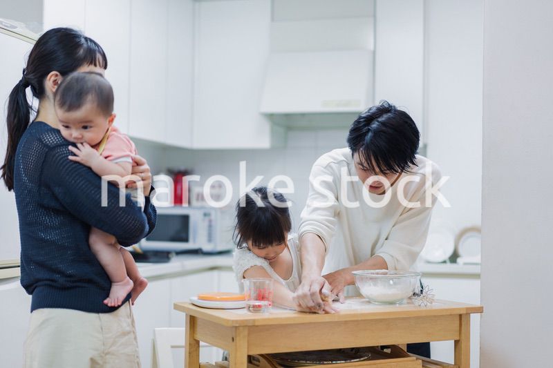 みんなでクッキングをする家族