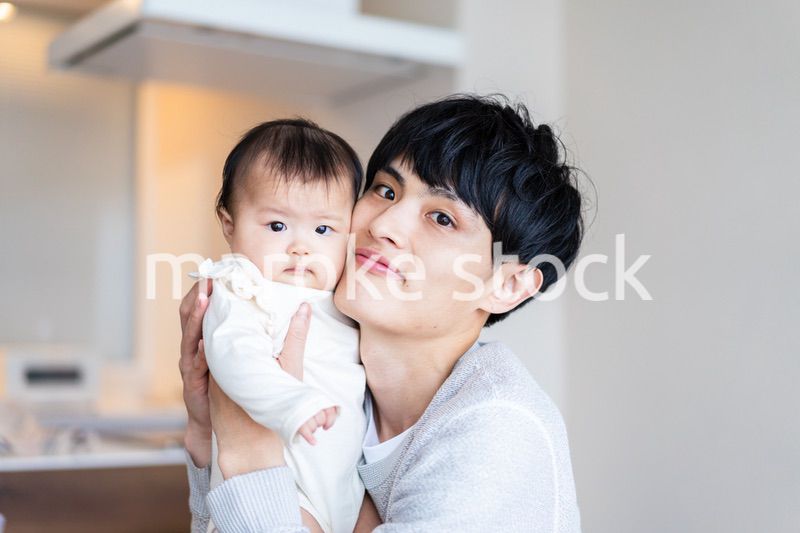 育児休暇を取って子育てをするパパ