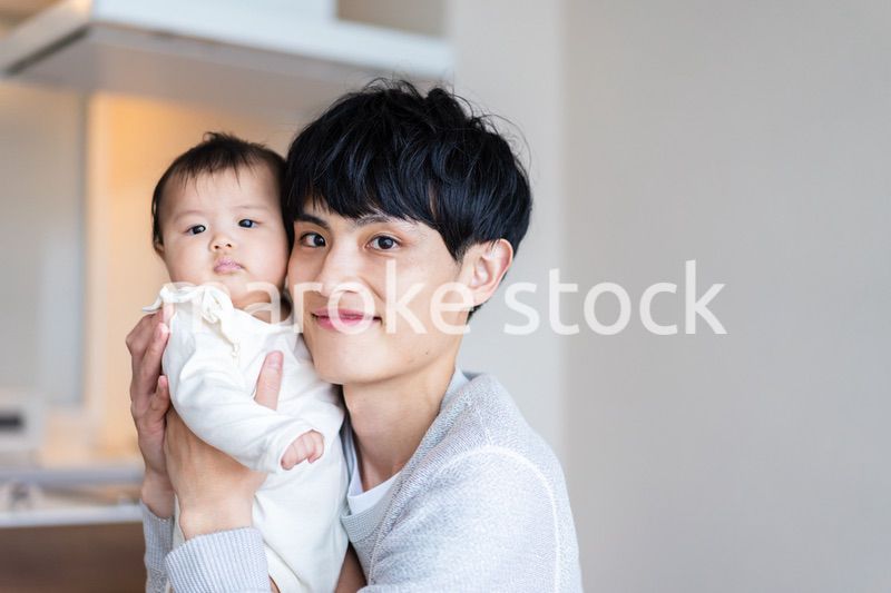 育児休暇を取って子育てをするパパ