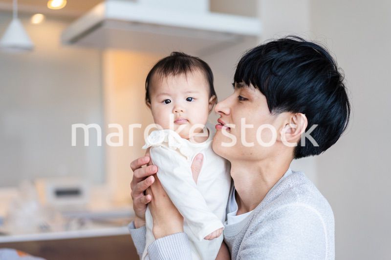 育児休暇を取って子育てをするパパ